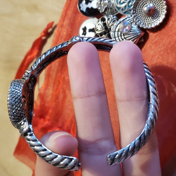 Stylish Silver Bracelet - Picture 4 of 4